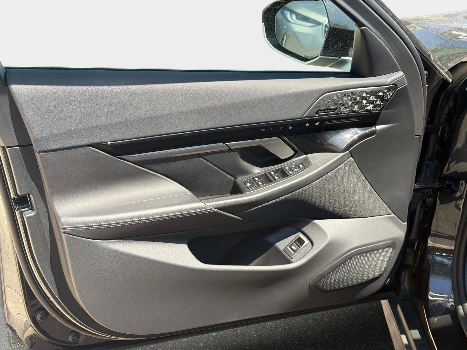 Used 2025 BMW 530i w/ Premium Package RWD image 17