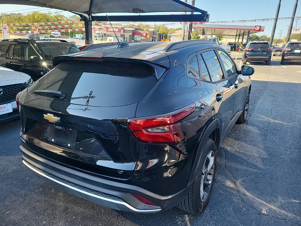 Used 2026 Chevrolet Trax LT FWD image 4
