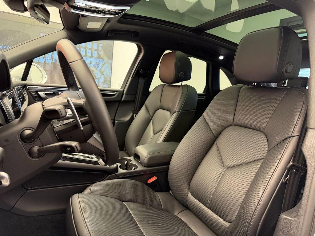 Used 2026 Porsche Macan AWD/4WD image 5