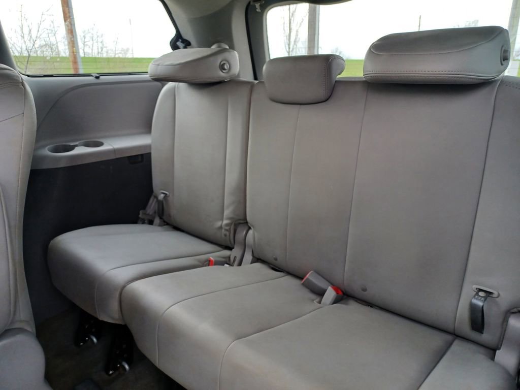 Used 2018 Toyota Sienna XLE FWD image 30