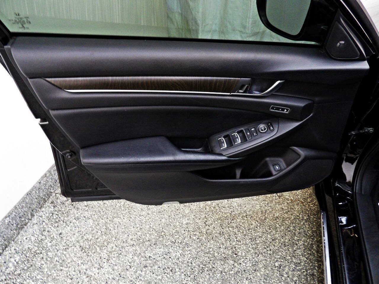 Used 2018 Honda Accord Touring image 7