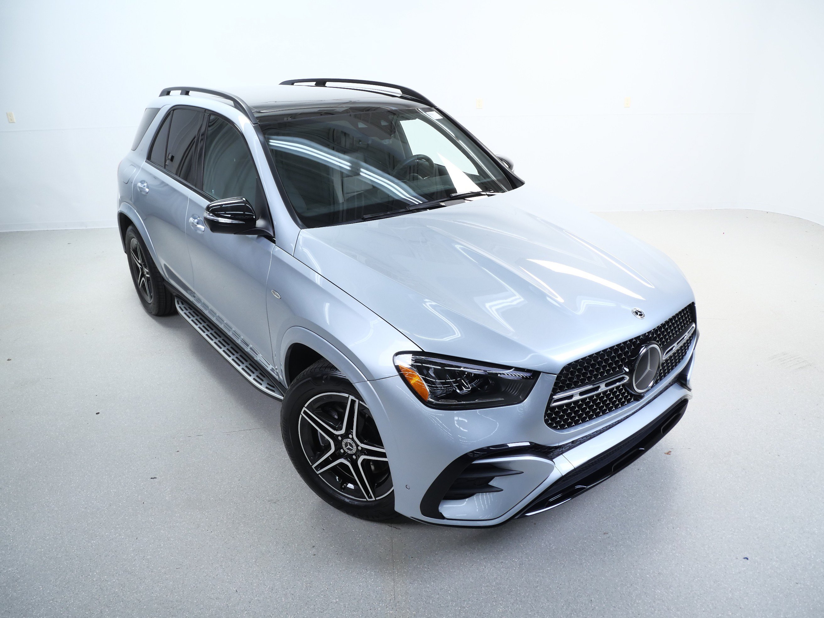 Certified 2025 Mercedes-Benz GLE 450e 4MATIC w/ AMG Line Exterior image 4