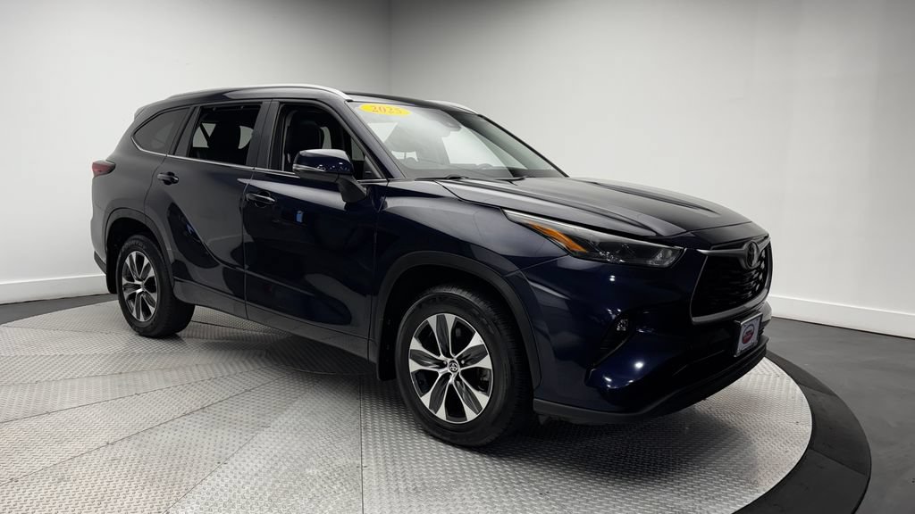 Used 2025 Toyota Highlander XLE AWD/4WD image 45