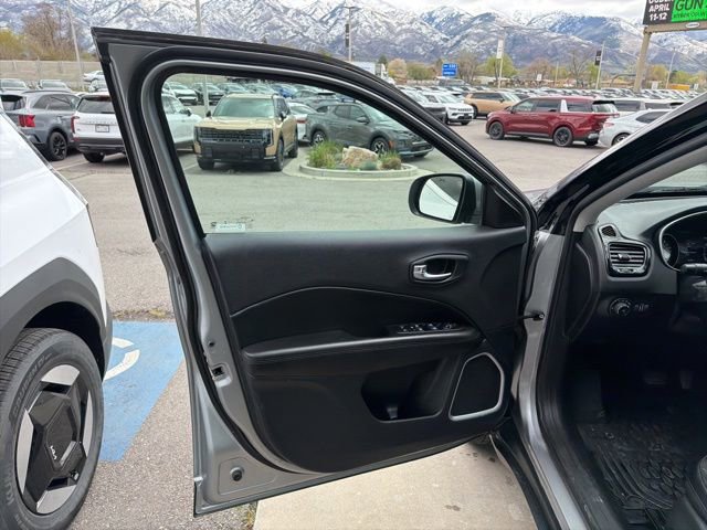 Used 2020 Jeep Compass Latitude image 10