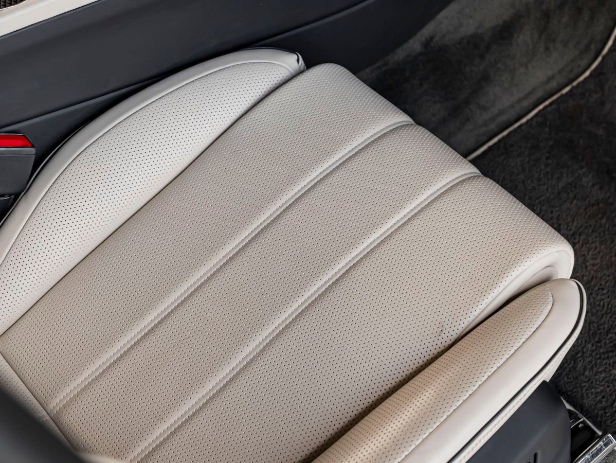 Used 2023 Bentley Bentayga Extended Wheelbase AWD/4WD image 31