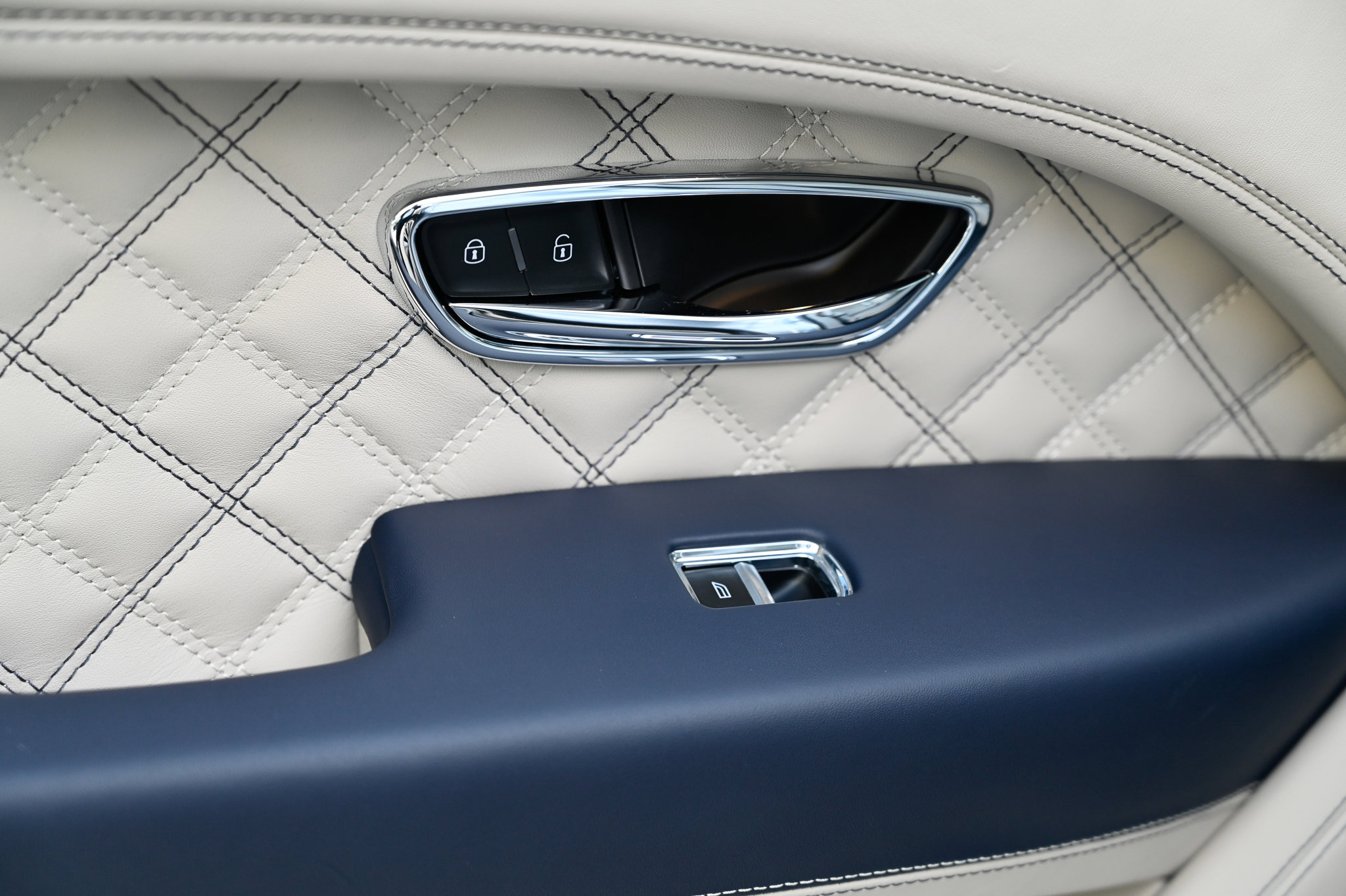 Used 2022 Bentley Bentayga image 40