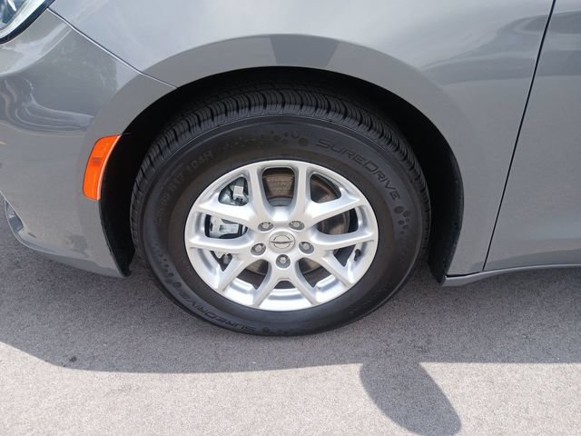Used 2023 Chrysler Pacifica Touring-L FWD image 11