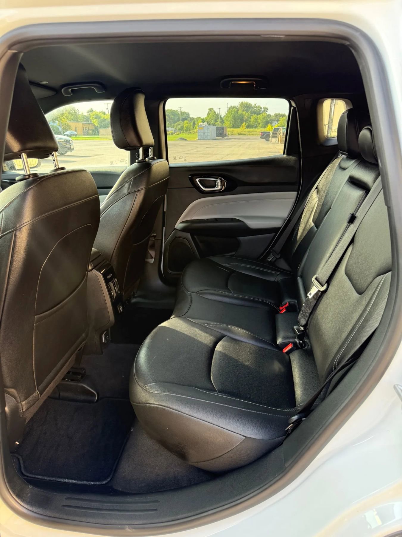 Used 2025 Jeep Compass Limited image 17