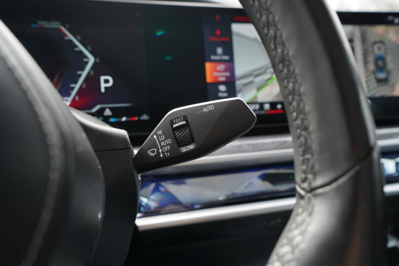 Used 2023 BMW 760i xDrive w/ Executive Package image 27