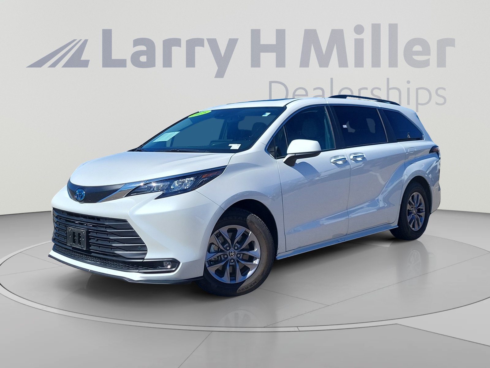 Used 2025 Toyota Sienna XLE FWD image 1