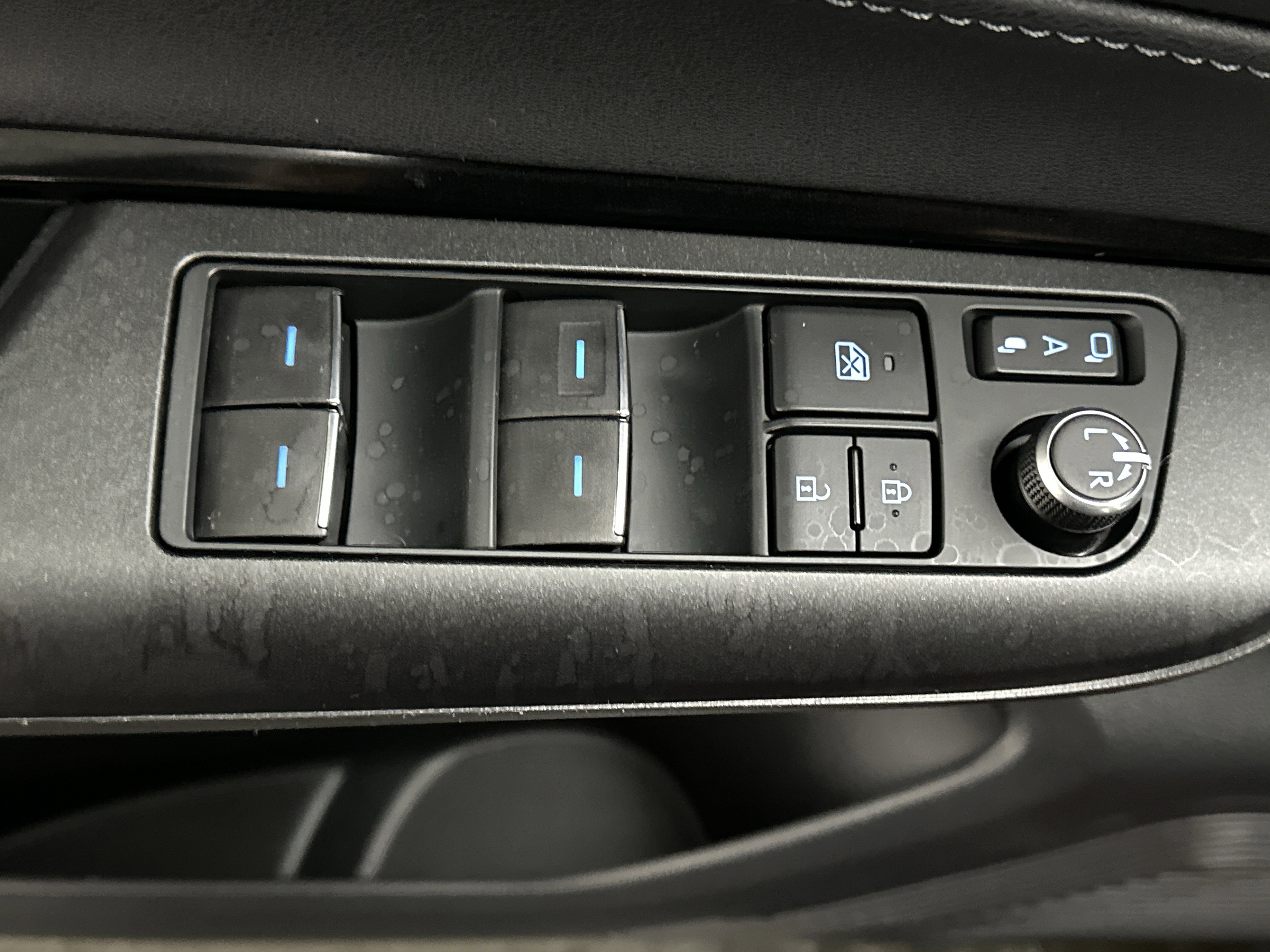 Used 2022 Toyota Venza LE image 20