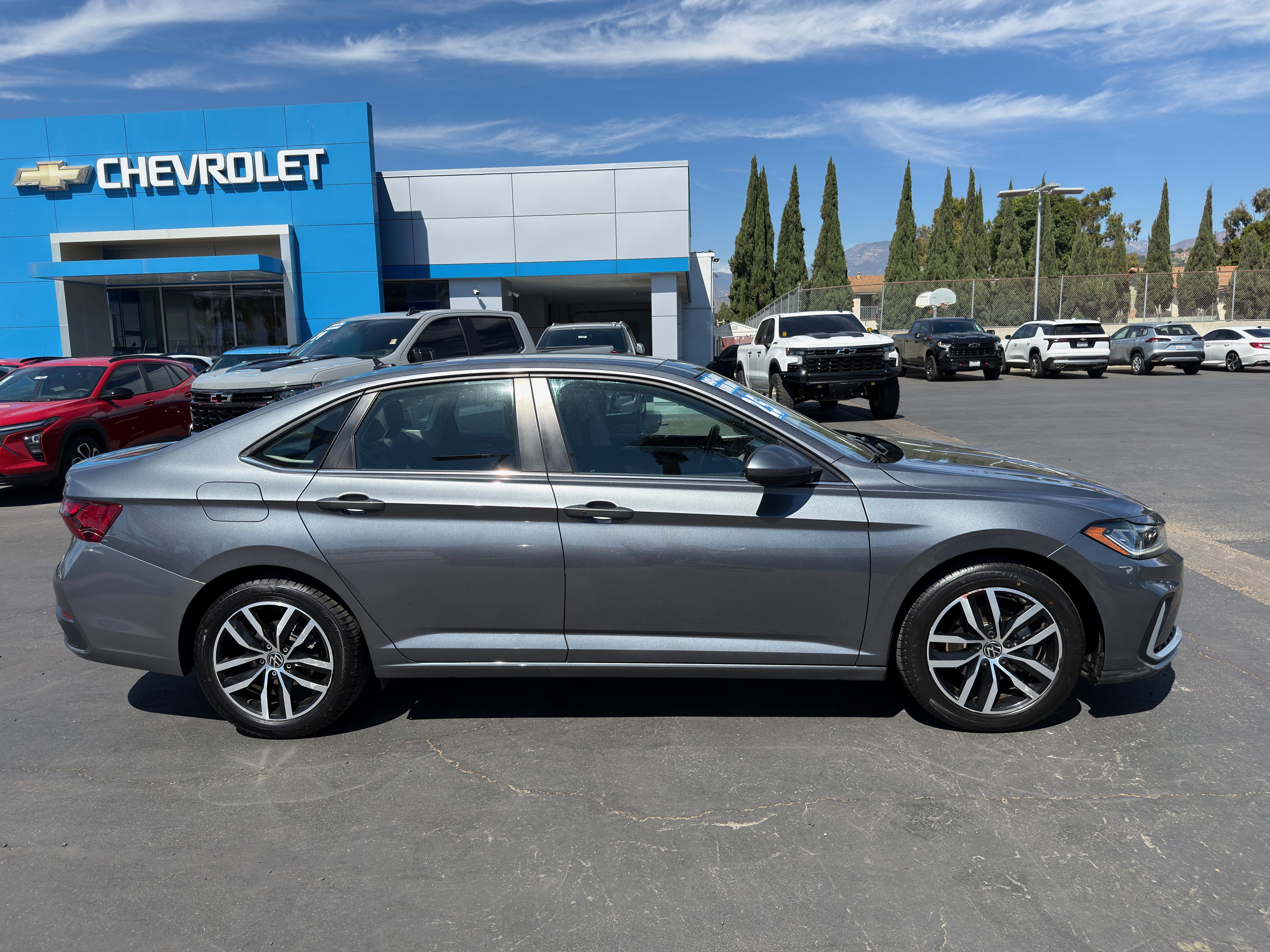 Used 2025 Volkswagen Jetta SE FWD image 9