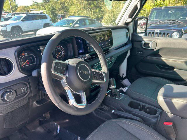 Used 2025 Jeep Wrangler Unlimited Sahara AWD/4WD image 8