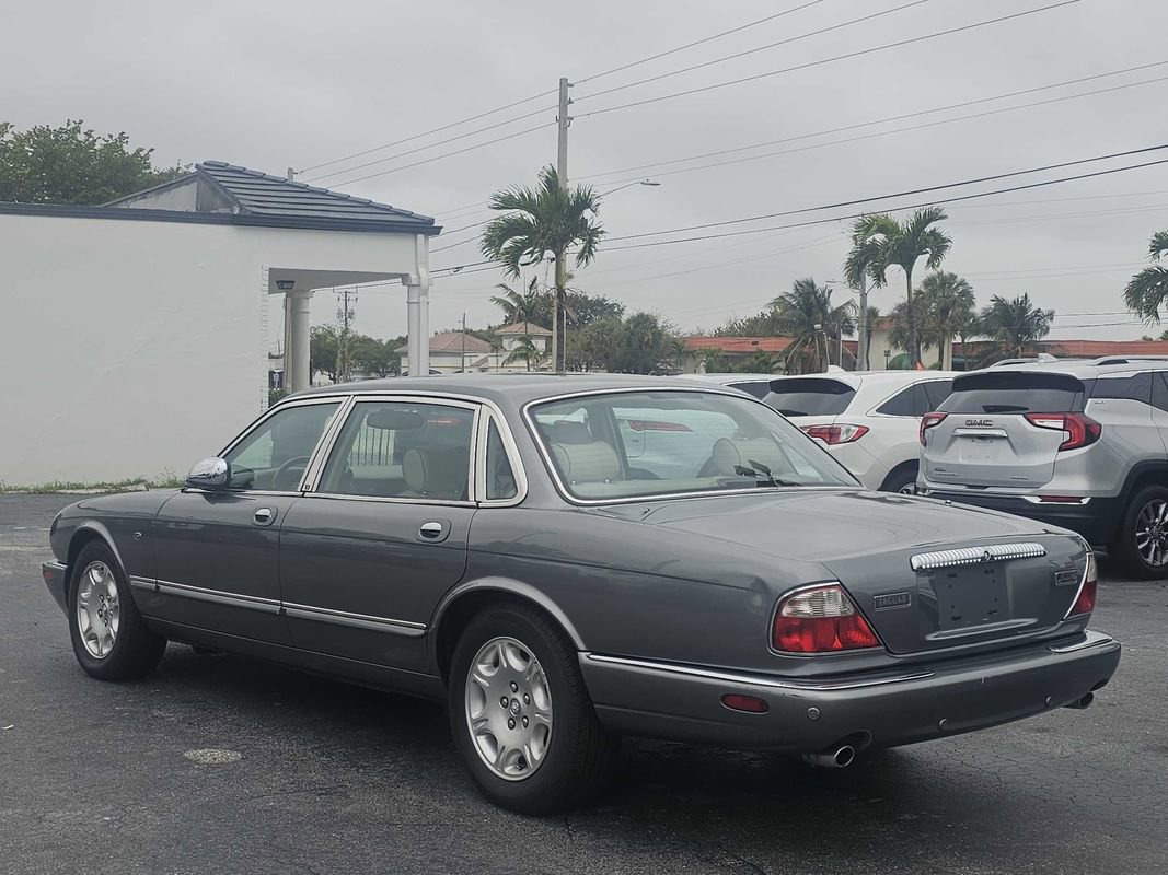 Used 2003 Jaguar XJ8 L image 3