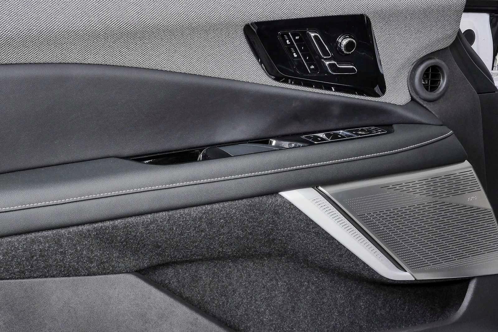 Certified 2025 Cadillac Optiq Luxury 1 AWD/4WD image 5