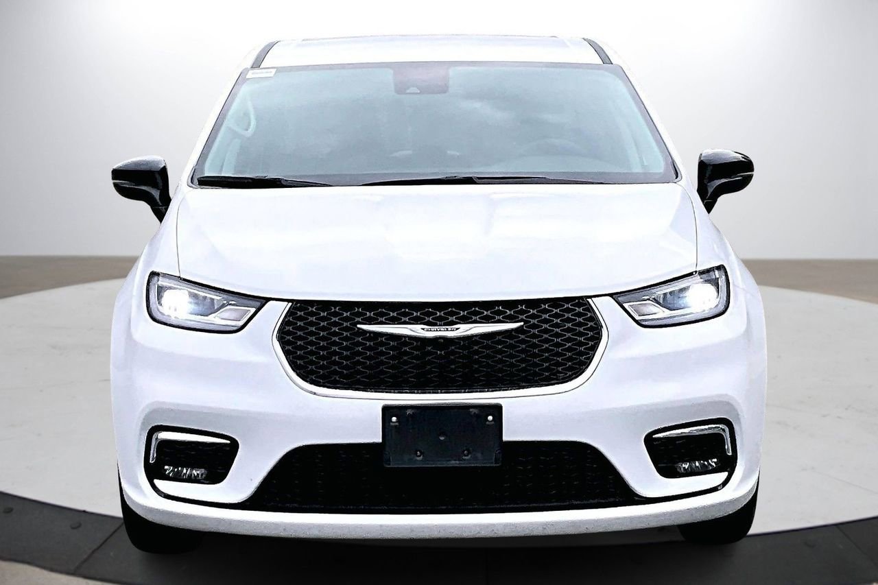 Certified 2024 Chrysler Pacifica Select image 3