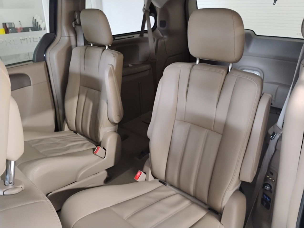 Used 2016 Chrysler Town & Country Touring image 12