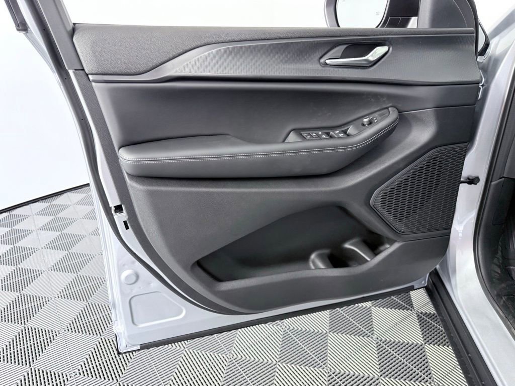 New 2025 Jeep Grand Cherokee Laredo image 9