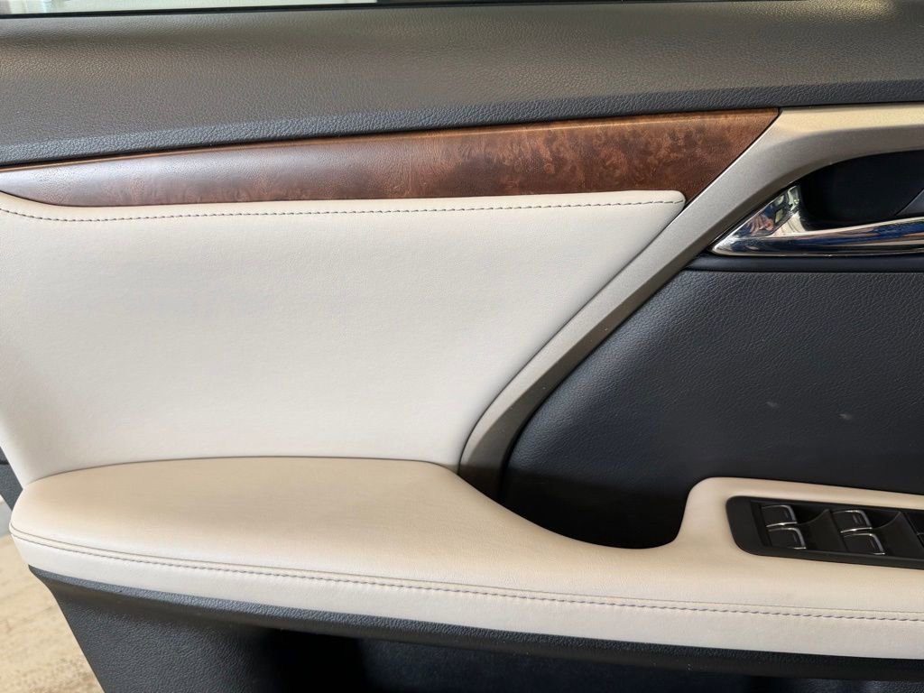 Used 2022 Lexus RX 350L Premium w/ Premium Package image 28