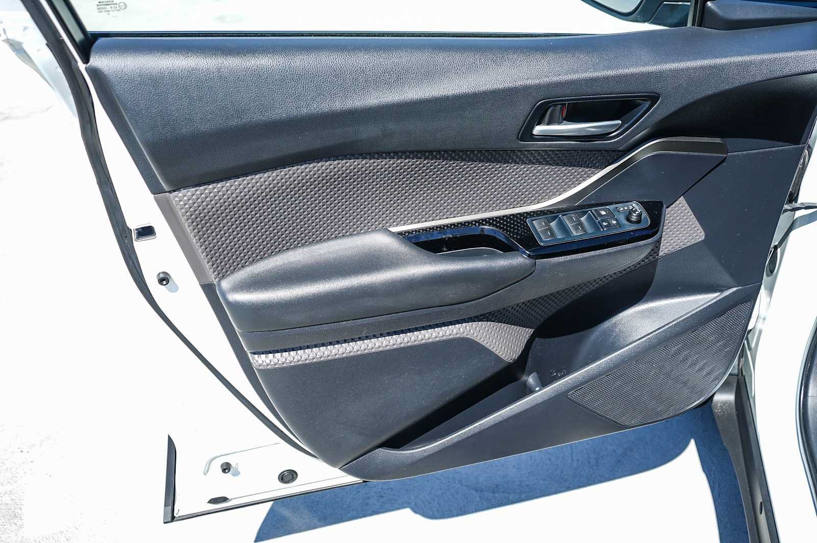 Used 2022 Toyota C-HR Limited FWD image 21