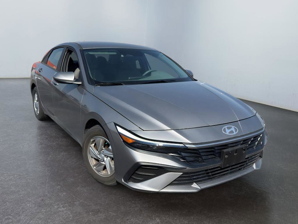 Used 2024 Hyundai Elantra SE image 3