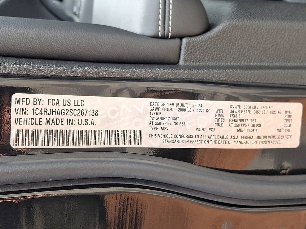 Used 2025 Jeep Grand Cherokee Laredo image 27