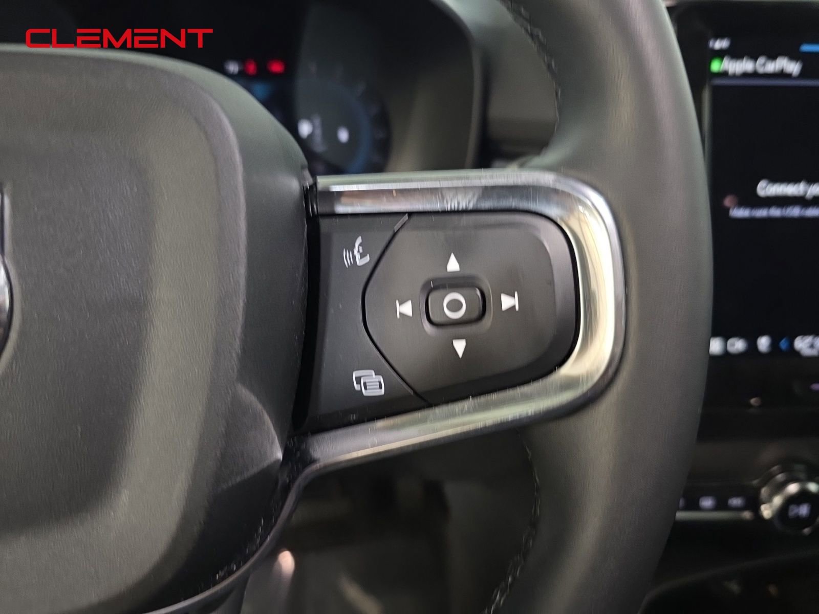 Used 2023 Volvo XC40 B5 Ultimate image 14