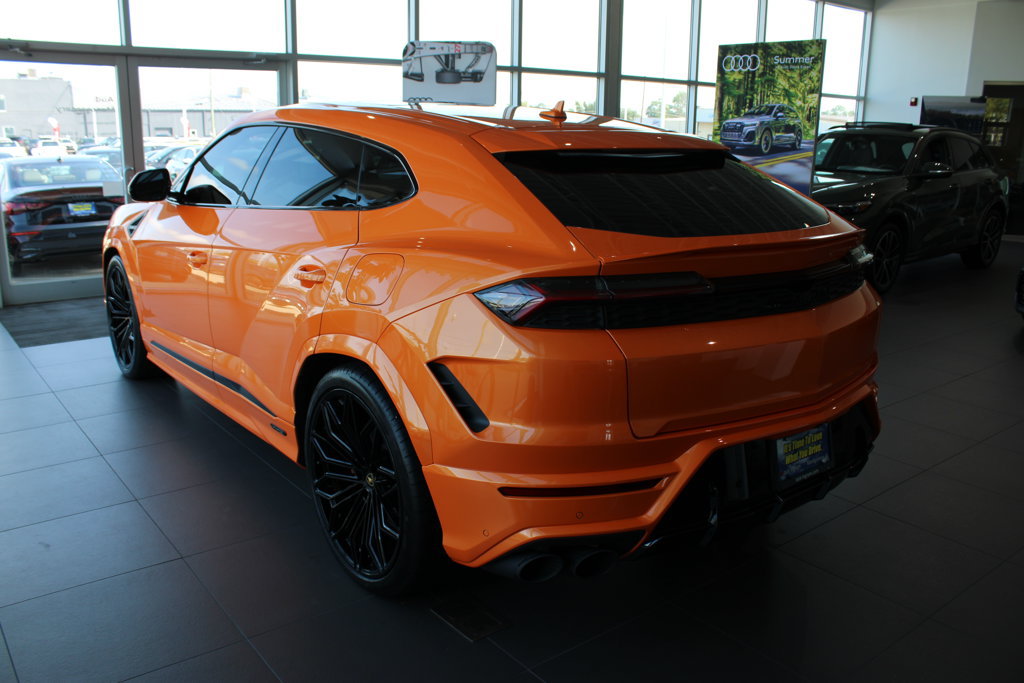 Used 2025 Lamborghini Urus SE AWD/4WD image 3