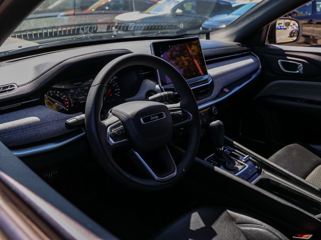 Used 2024 Jeep Compass Latitude image 14