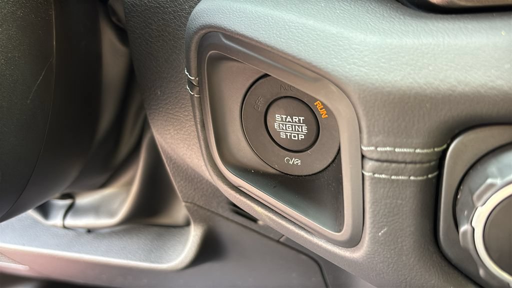 Used 2025 Jeep Wrangler Unlimited Sahara AWD/4WD image 15