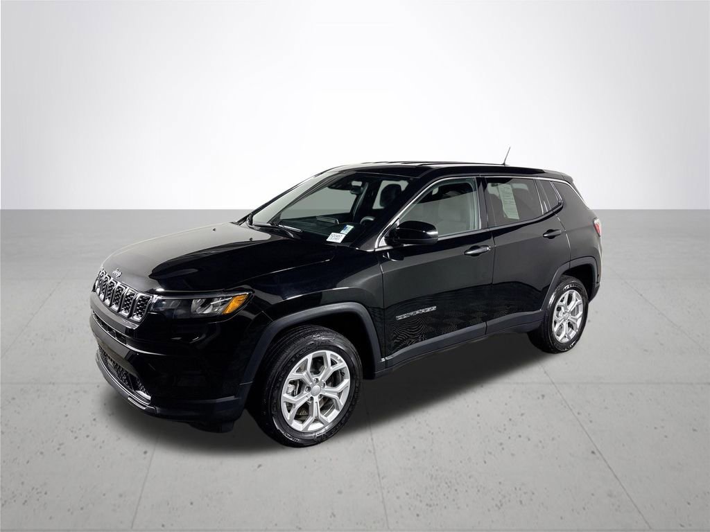 Used 2024 Jeep Compass Sport AWD/4WD image 2