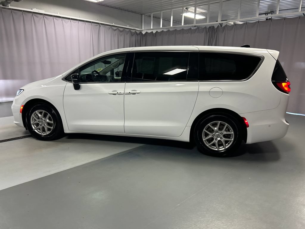 Used 2024 Chrysler Pacifica Touring-L w/ Uconnect Theater Family Group FWD image 4