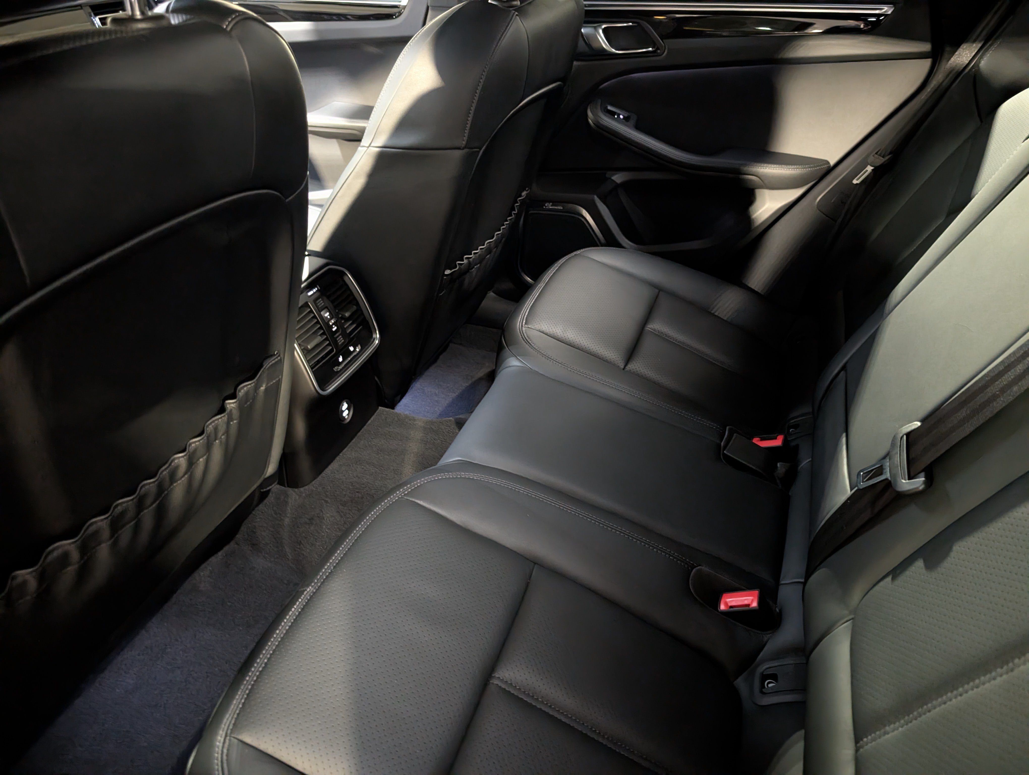Certified 2023 Porsche Macan Turbo AWD/4WD image 24