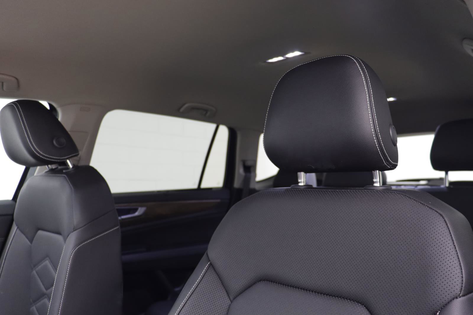 Used 2025 Volkswagen Atlas SE w/ Black Wheel Package image 11