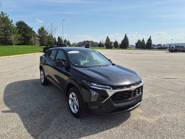 Used 2024 Chevrolet Trax LS w/ LS Convenience Package FWD image 3