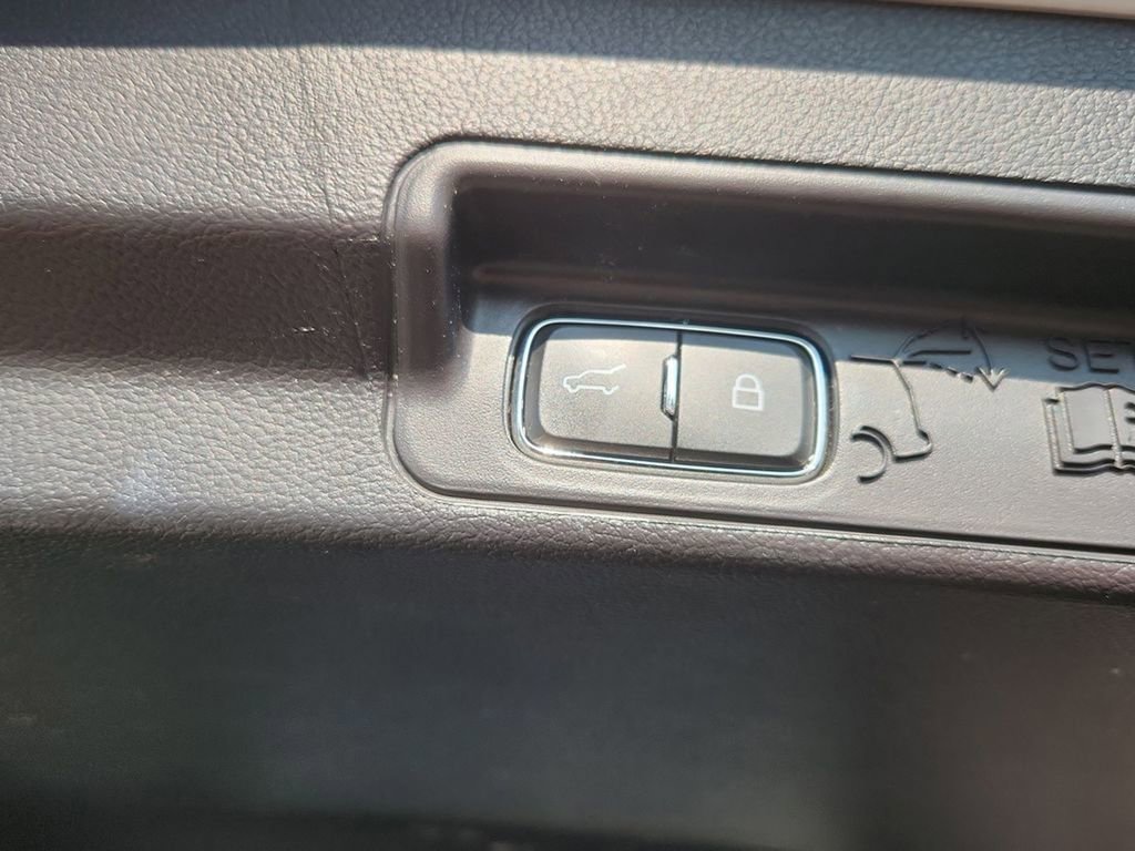 Used 2022 Ford Explorer XLT image 15