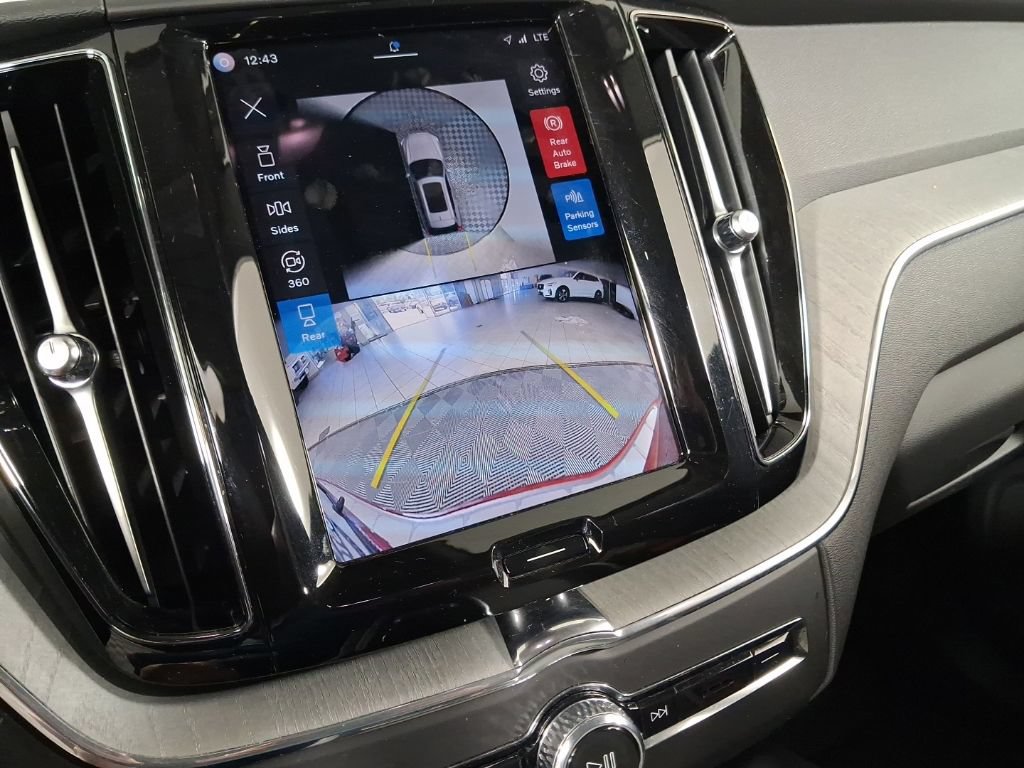 Certified 2025 Volvo XC60 T8 Plus w/ Protection Package Premier AWD/4WD image 32
