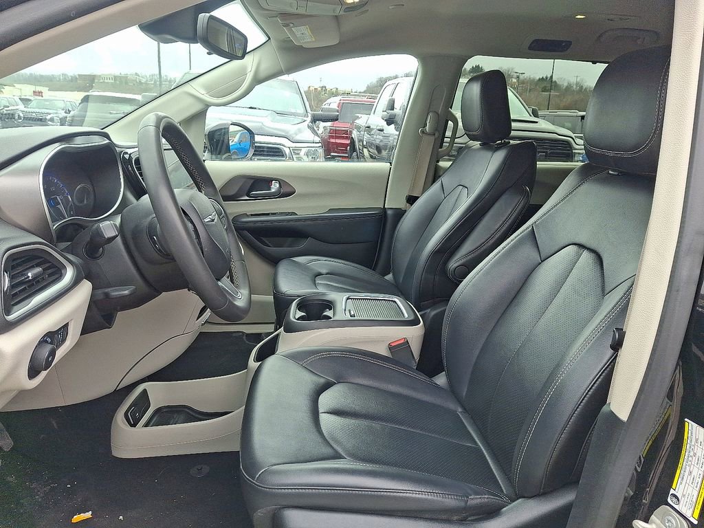 Used 2024 Chrysler Pacifica Touring-L FWD image 13