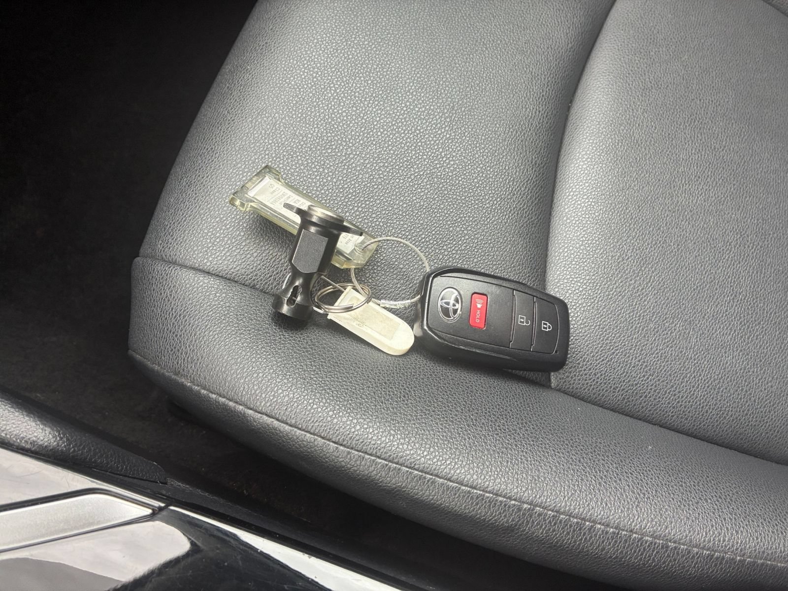 Used 2022 Toyota Corolla Cross XLE AWD/4WD image 18