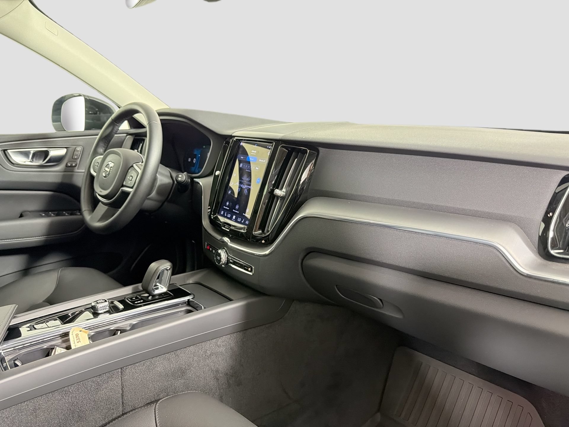 Certified 2025 Volvo XC60 B5 Core AWD/4WD image 29