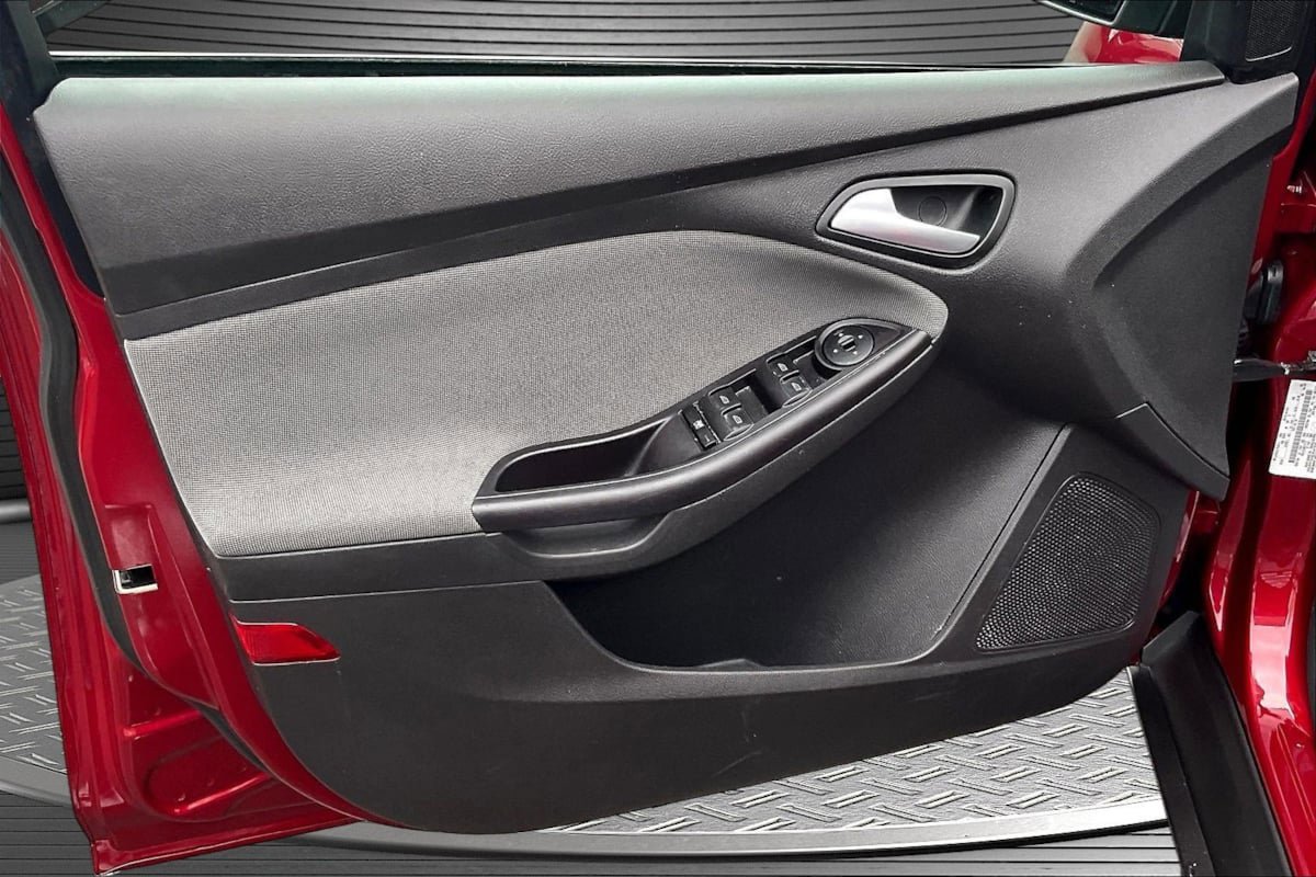 Used 2013 Ford Focus SE w/ SE Winter Pkg FWD image 18