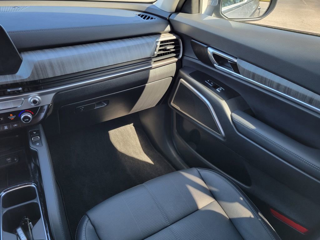 Used 2024 Kia Telluride EX w/ EX Captain's Chair Package image 21