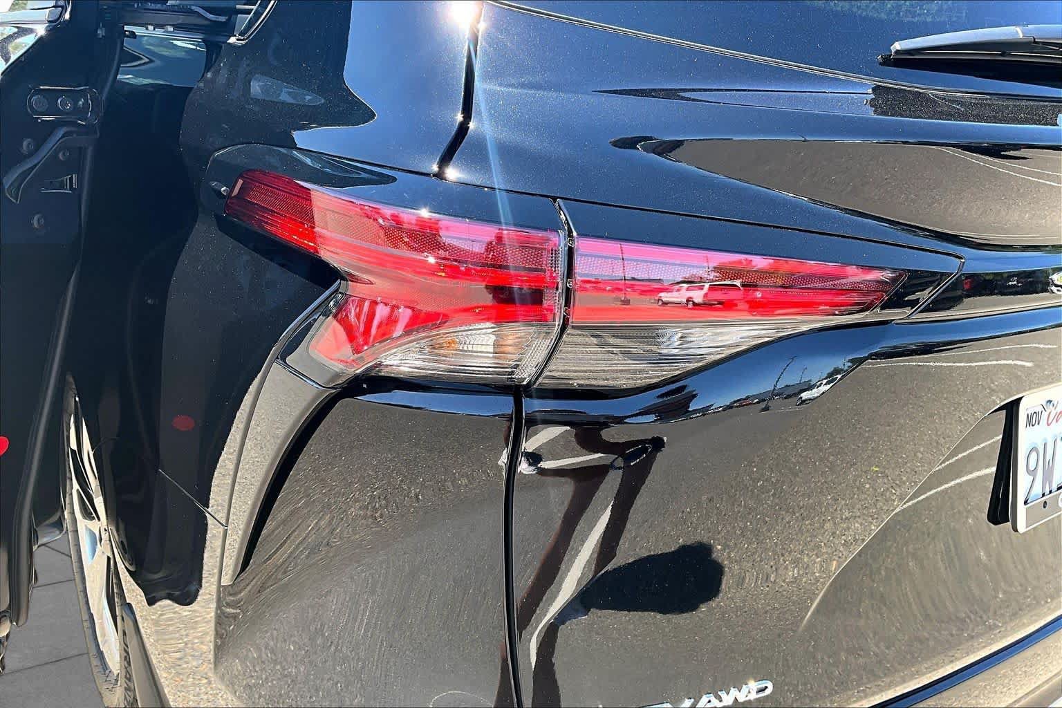 Used 2025 Toyota Sienna Limited AWD/4WD image 28