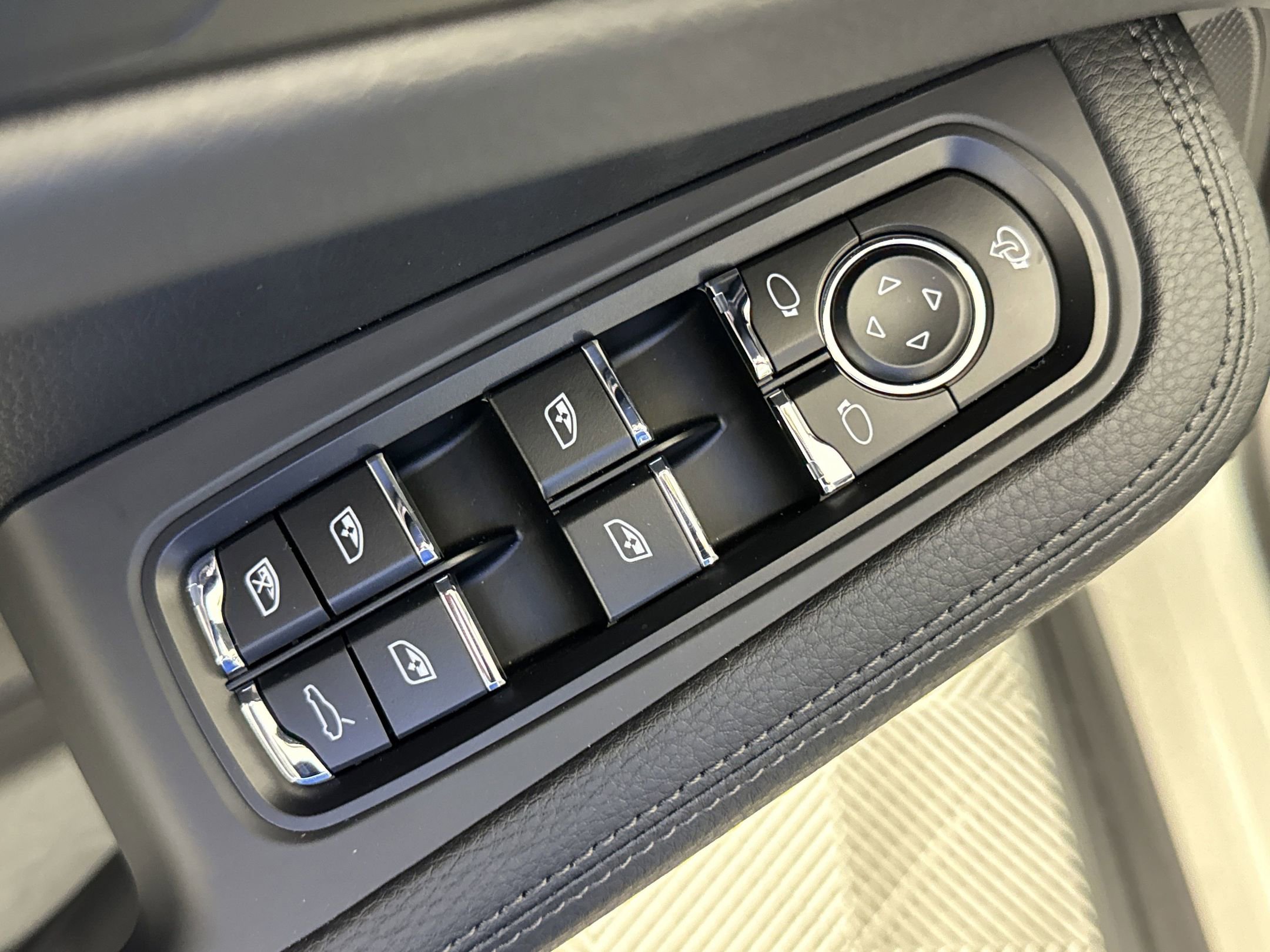 Certified 2025 Porsche Macan S image 13