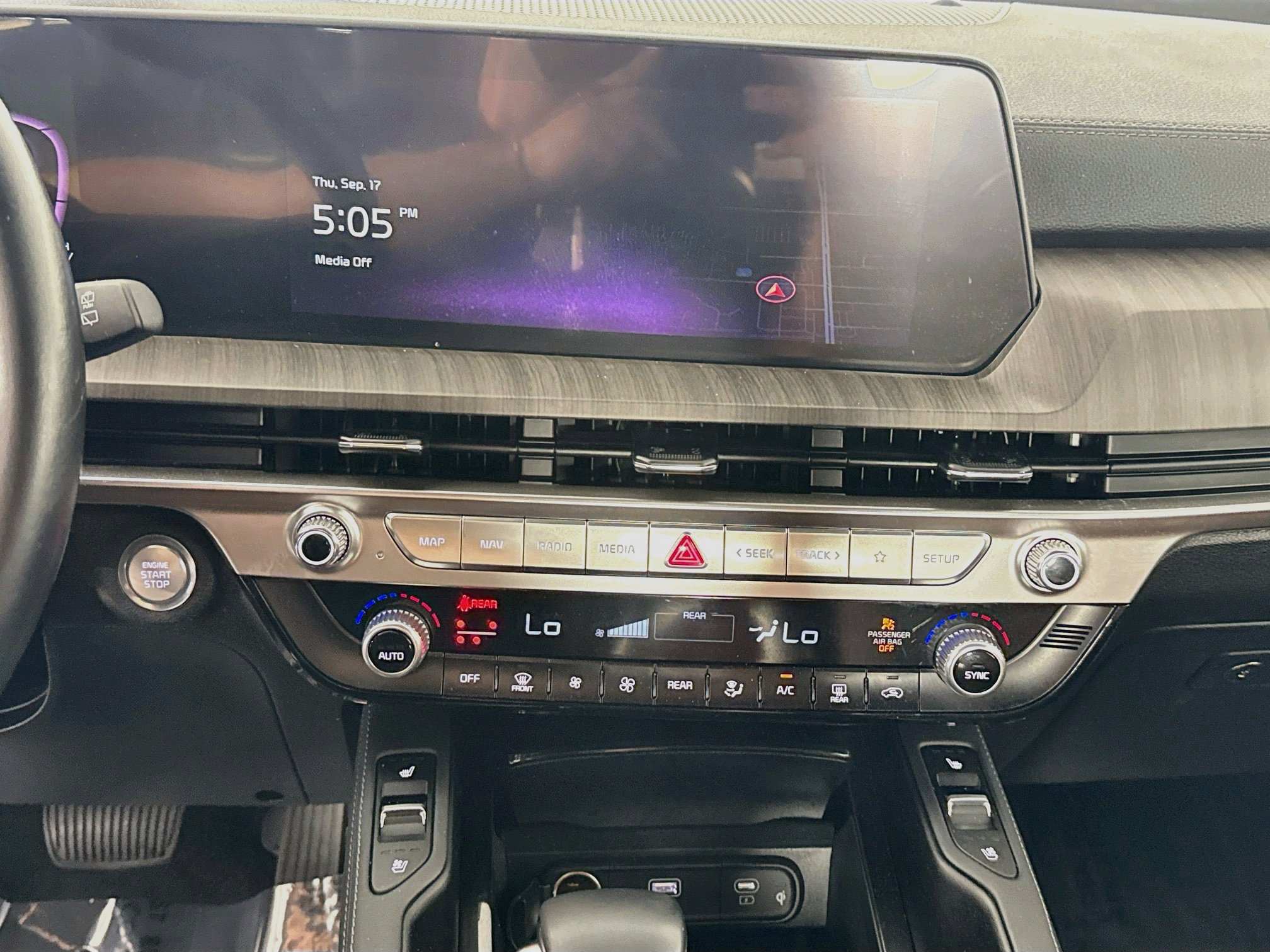 Used 2024 Kia Telluride EX w/ EX Captain's Chair Package FWD image 18