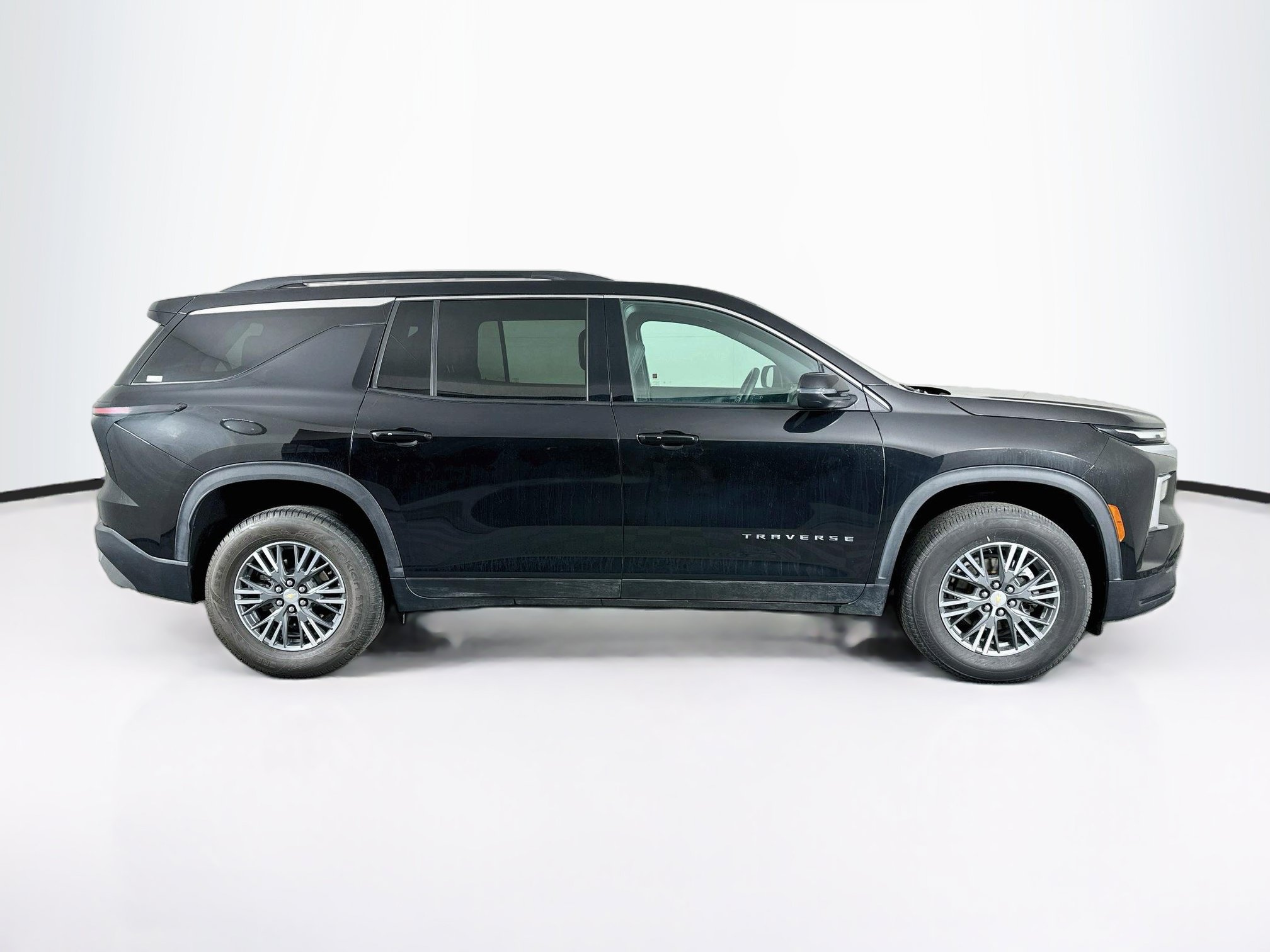Used 2025 Chevrolet Traverse LT FWD image 10