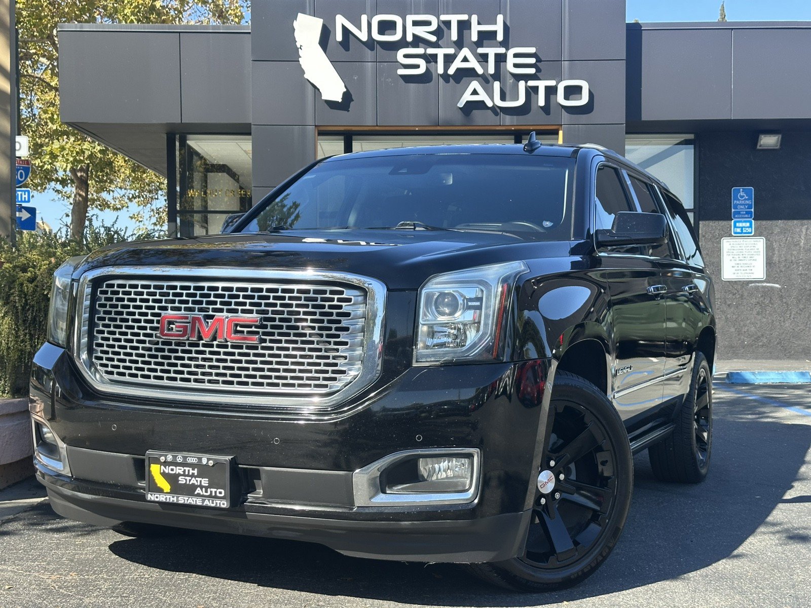 Used 2015 GMC Yukon Denali w/ Premium Package AWD/4WD image 2