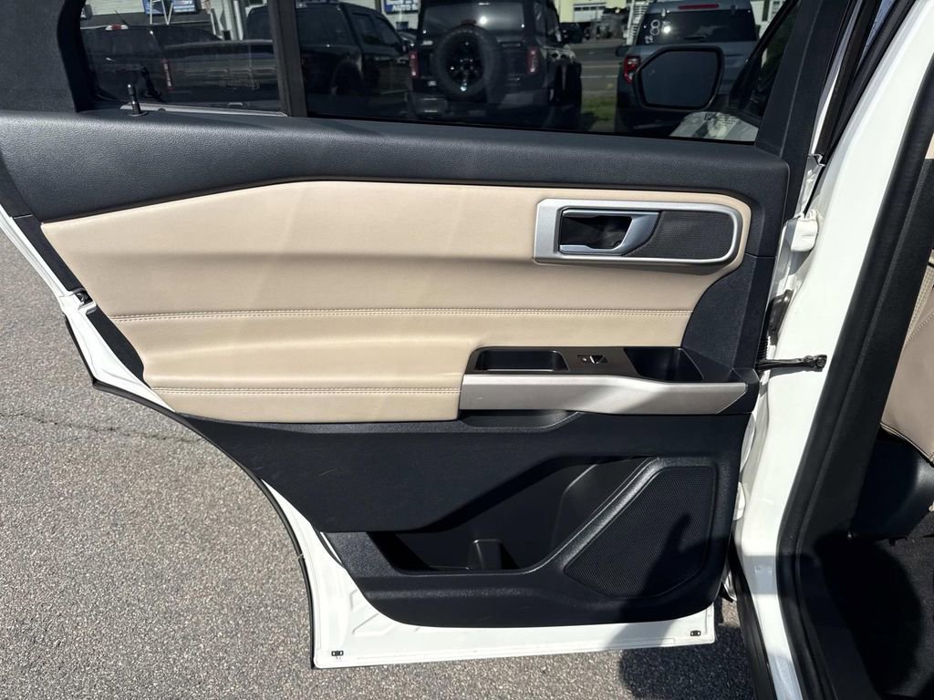 Used 2022 Ford Explorer XLT w/ Equipment Group 202A AWD/4WD image 18