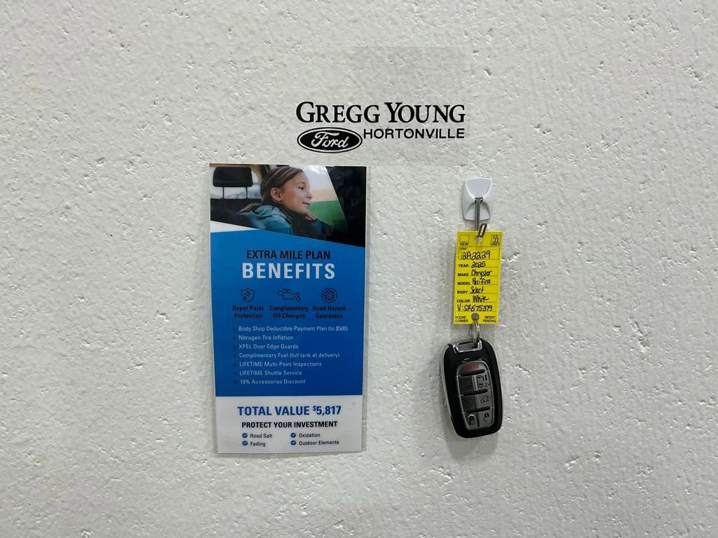 Used 2025 Chrysler Pacifica Select image 29