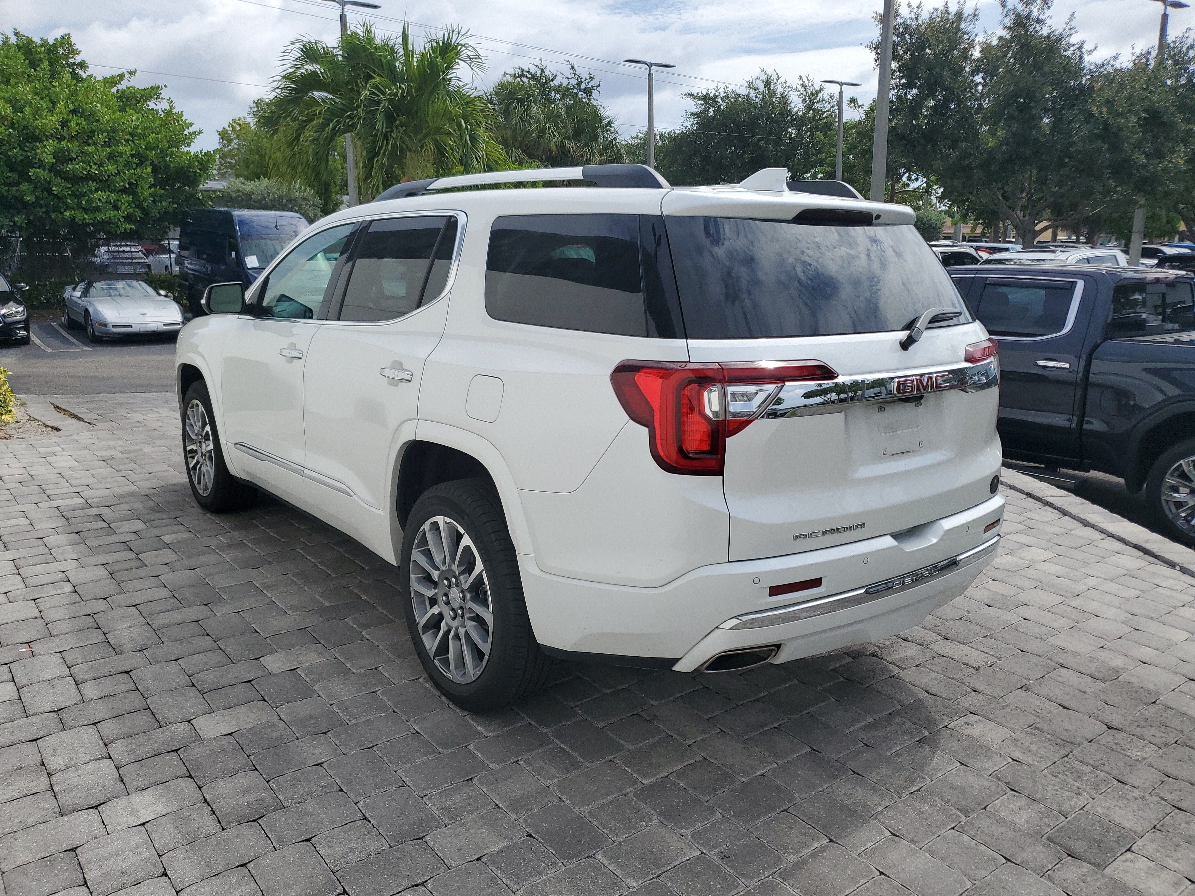 Used 2023 GMC Acadia Denali w/ Denali Ultimate Package FWD image 4